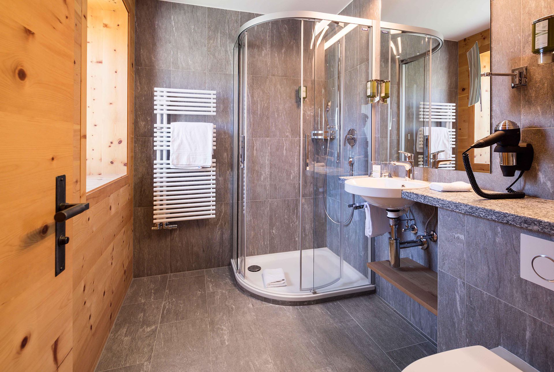 Junior Suite Shower Room - Riffelhaus Hotel - The Matterhorn